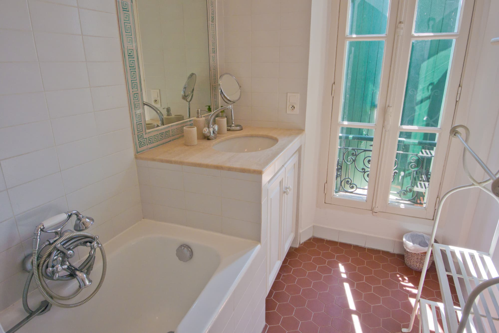 bathroom-in-provence-holiday-home.21058.jpg