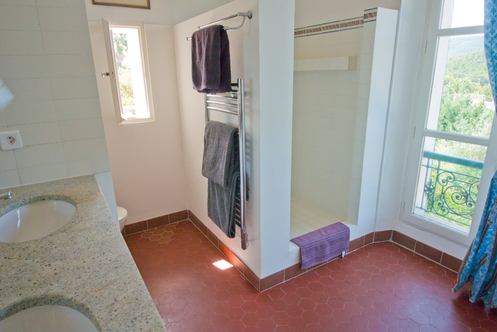 bathroom-in-provence-holiday-home.21060.jpg