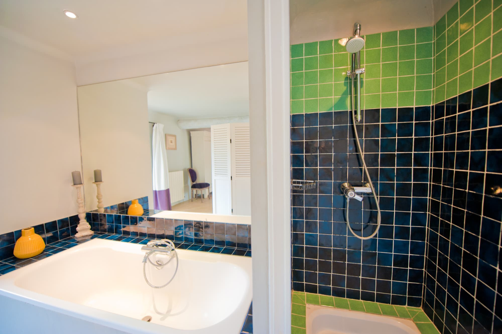 bathroom-in-provence-self-catering-accommodation.46117.jpg